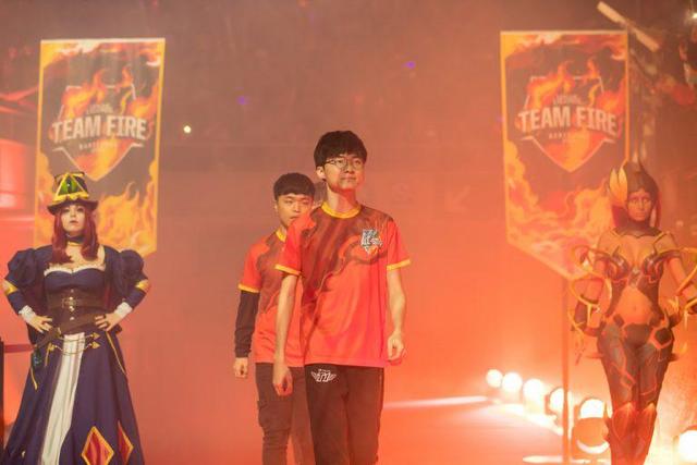 强调整体的 强调整体的